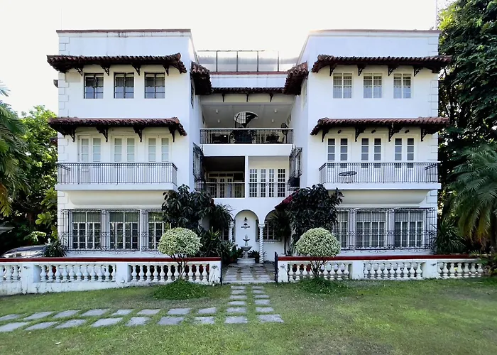 Miranamin M A P I L I G - Private In Historic With Unique View, Self-service Breakfast, Indoor Plunge Pool, Rooftop, Shared Kitchen * Manila